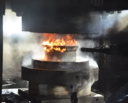 Processo de forjamento de uma jante Alcoa® Wheels