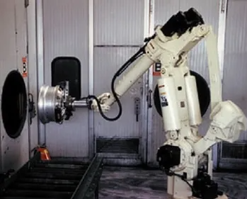 Equipamento robotizado utilizado na maquinação de uma jante